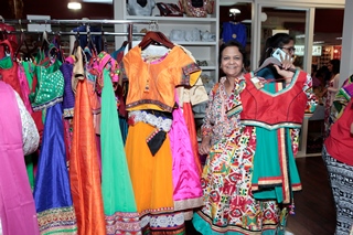 GlobalMela_Customer Shopping320.jpg